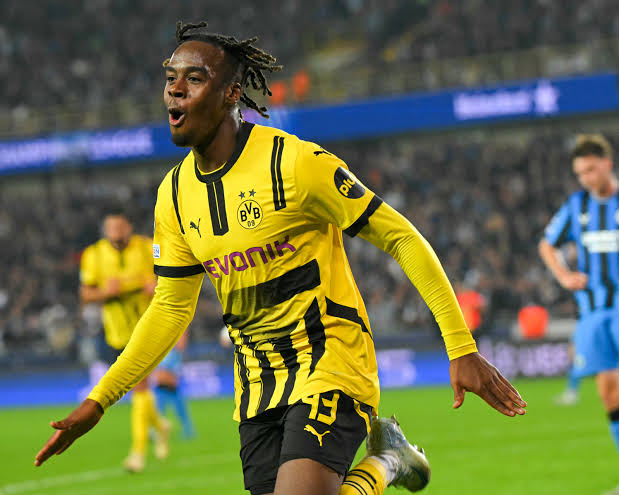Jamie Gittens in action for Dortmund